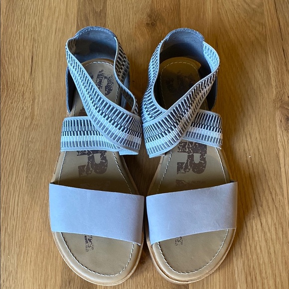 SOREL Gray and Tan Strappy Sandals. Elastic ankle straps. Leather top straps. - Picture 1 of 7